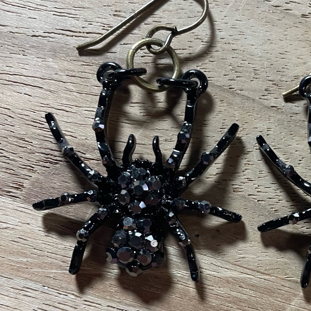 Spider Black earrings. 1 1/2 . Adorable. Just in time for Halloween. 🕷️🕷️🕷️